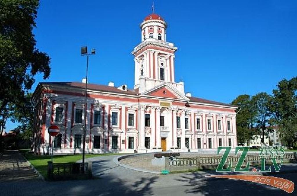 Šī tik pazīstamā un Jelgavas pilsētas ainavai raksturīgā ēka, protams, ir viena no retajām vecās Jelgavas būvēm, kas sasniegusi mūsdienas. To zina ikviens jelgavnieks, taču ne tik plašā sabiedrībā zina faktu, ka pirmās brīvvalsts laikā šī...