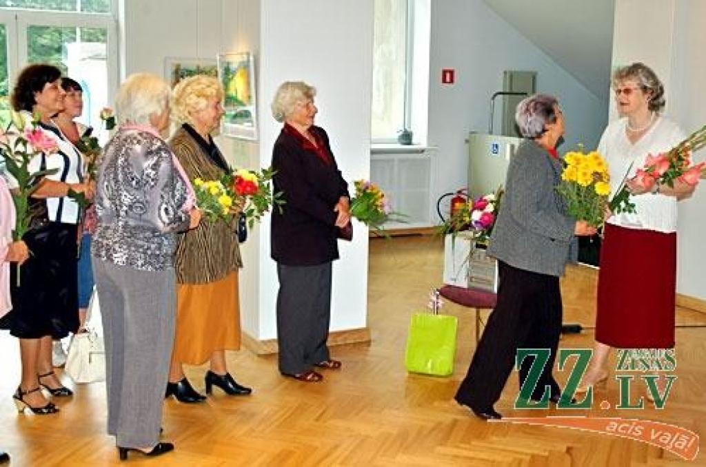«Paldies, ka atnācāt uz Tērvetes mežu,» savas izstādes atklāšanā, kas iekārtota kultūras namā pašā Jelgavas centrā, klātesošos vakar uzrunāja māksliniece Anna Ziemele.
«Latvijā ir ļoti daudz skaistu vietu, un viena no tām ir Tērvete. Ja...