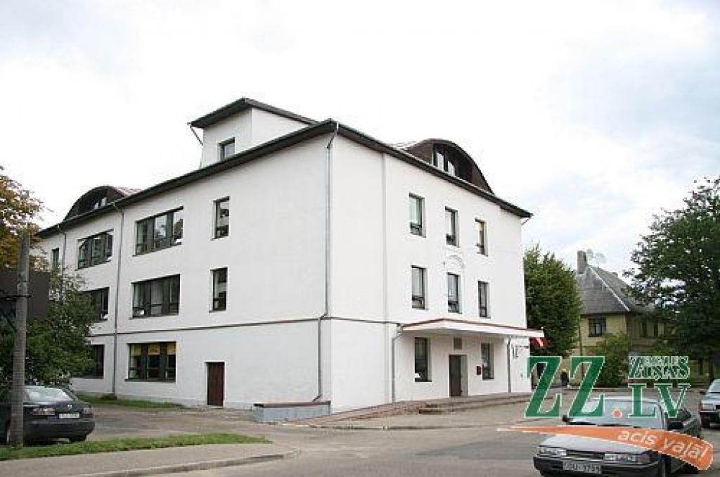 Jelgavas Vakara (maiņu) vidusskolas ēka ir starp tām vecajām Jelgavas mājām, kas sasniegusi mūsdienas, taču ar citādu jumta izbūvi. Ēka atrodas Mazā ceļa un Skolotāju ielas stūrī (ielu nosaukumi ir tie paši, kas pirms kara). Tās agrākā...