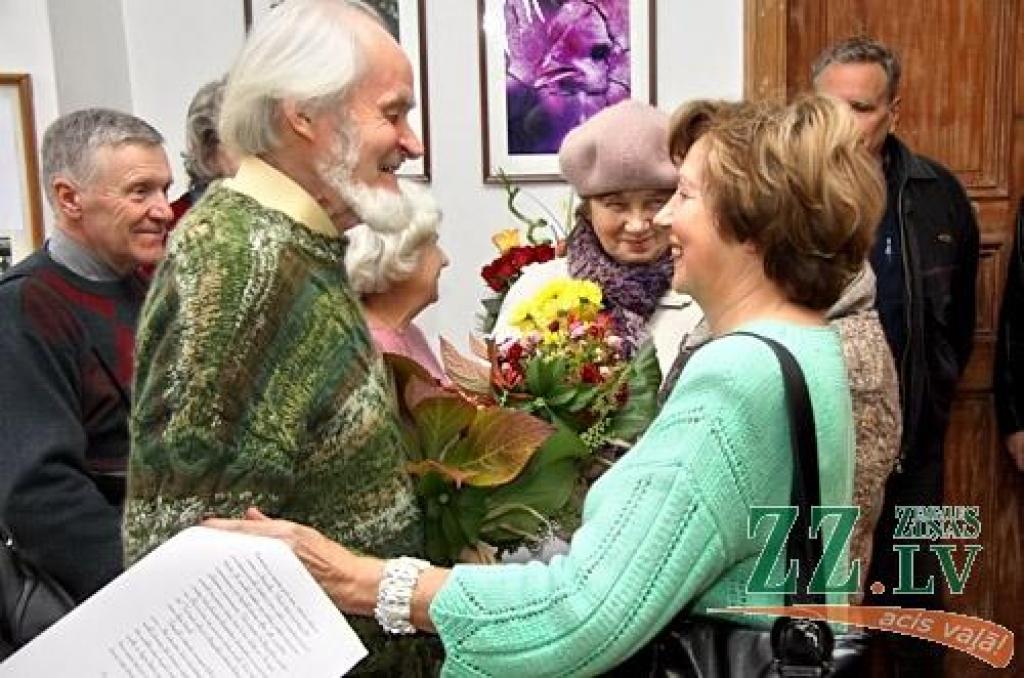 Vecpilsētas galerijā «Su.Ta» jeb pilnā nosaukumā «Suņa taka» gleznu izstādi nomainījušas fotogrāfijas – kopš piektdienas tajā skatāmi jelgavnieka Haralda Smilgas darbi.
Izstādes atklāšana piektdienas pēcpusdienā pulcēja neparasti daudz...