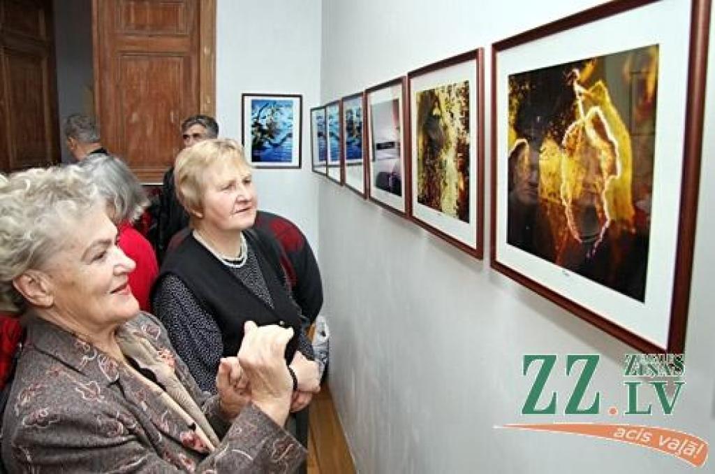Vecpilsētas galerijā «Su.Ta» jeb pilnā nosaukumā «Suņa taka» gleznu izstādi nomainījušas fotogrāfijas – kopš piektdienas tajā skatāmi jelgavnieka Haralda Smilgas darbi.
Izstādes atklāšana piektdienas pēcpusdienā pulcēja neparasti daudz...