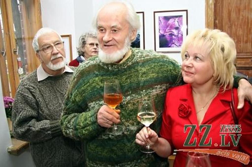 Vecpilsētas galerijā «Su.Ta» jeb pilnā nosaukumā «Suņa taka» gleznu izstādi nomainījušas fotogrāfijas – kopš piektdienas tajā skatāmi jelgavnieka Haralda Smilgas darbi.
Izstādes atklāšana piektdienas pēcpusdienā pulcēja neparasti daudz...
