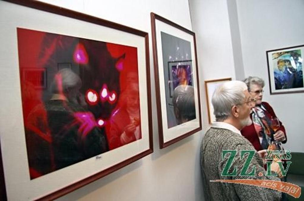 Vecpilsētas galerijā «Su.Ta» jeb pilnā nosaukumā «Suņa taka» gleznu izstādi nomainījušas fotogrāfijas – kopš piektdienas tajā skatāmi jelgavnieka Haralda Smilgas darbi.
Izstādes atklāšana piektdienas pēcpusdienā pulcēja neparasti daudz...