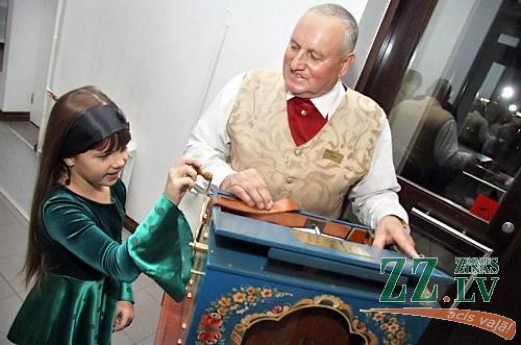 Hercoga Jēkaba 400 gadu jubilejas svinības, sākušās Ģ.Eliasa Vēstures un mākslas muzejā un Jelgavas pilī, turpinājās pilsētas kultūras namā. Pirms Dailes teātra muzikālās izrādes «Reiz Tobago...» notika galma un pavalstnieku tikšanās....