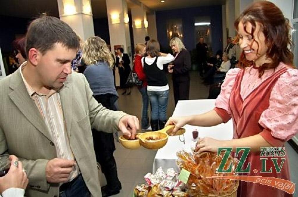 Hercoga Jēkaba 400 gadu jubilejas svinības, sākušās Ģ.Eliasa Vēstures un mākslas muzejā un Jelgavas pilī, turpinājās pilsētas kultūras namā. Pirms Dailes teātra muzikālās izrādes «Reiz Tobago...» notika galma un pavalstnieku tikšanās....