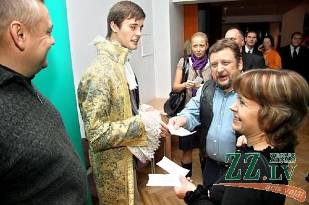 Hercoga Jēkaba 400 gadu jubilejas svinības, sākušās Ģ.Eliasa Vēstures un mākslas muzejā un Jelgavas pilī, turpinājās pilsētas kultūras namā. Pirms Dailes teātra muzikālās izrādes «Reiz Tobago...» notika galma un pavalstnieku tikšanās....