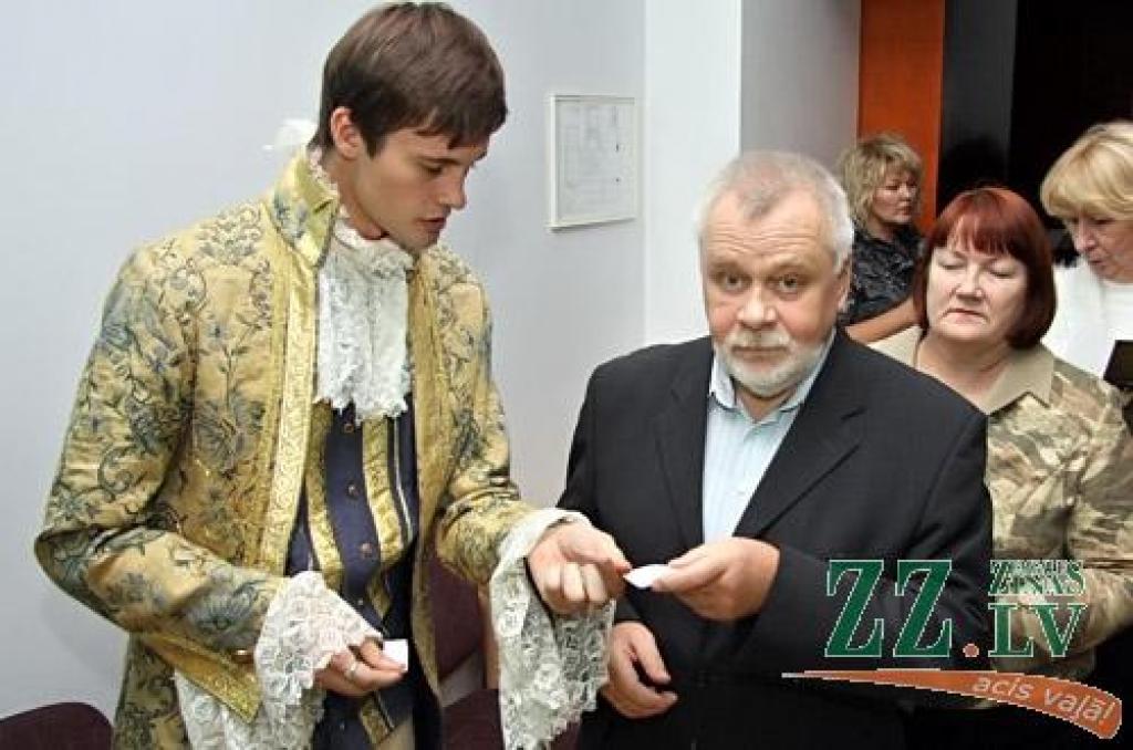 Hercoga Jēkaba 400 gadu jubilejas svinības, sākušās Ģ.Eliasa Vēstures un mākslas muzejā un Jelgavas pilī, turpinājās pilsētas kultūras namā. Pirms Dailes teātra muzikālās izrādes «Reiz Tobago...» notika galma un pavalstnieku tikšanās....