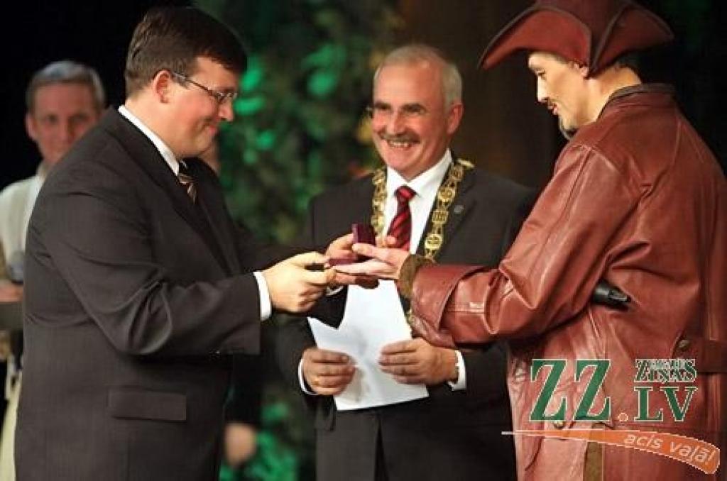Hercoga Jēkaba 400 gadu jubilejas svinības, sākušās Ģ.Eliasa Vēstures un mākslas muzejā un Jelgavas pilī, turpinājās pilsētas kultūras namā. Pirms Dailes teātra muzikālās izrādes «Reiz Tobago...» notika galma un pavalstnieku tikšanās....