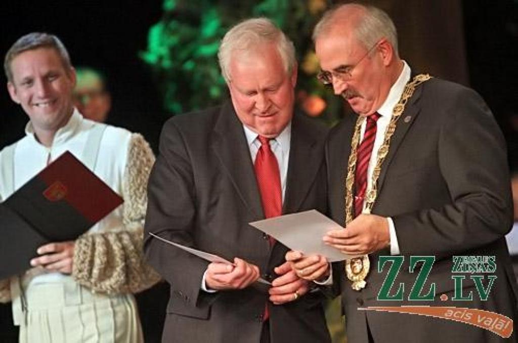 Hercoga Jēkaba 400 gadu jubilejas svinības, sākušās Ģ.Eliasa Vēstures un mākslas muzejā un Jelgavas pilī, turpinājās pilsētas kultūras namā. Pirms Dailes teātra muzikālās izrādes «Reiz Tobago...» notika galma un pavalstnieku tikšanās....