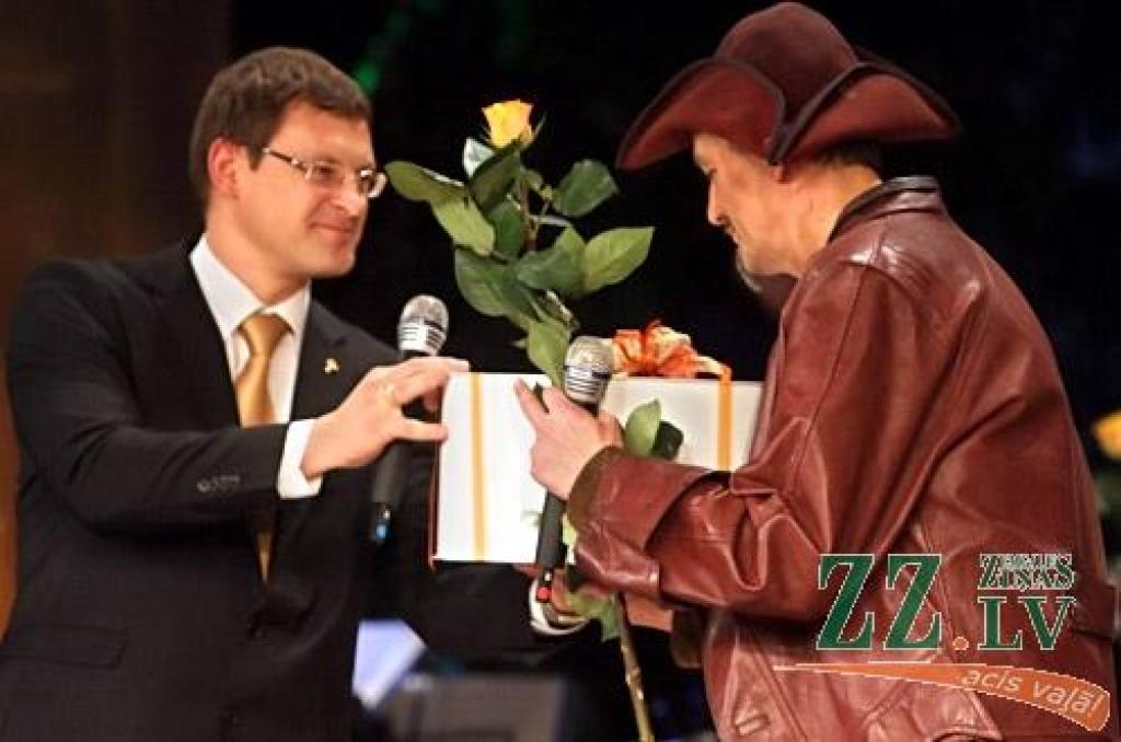 Hercoga Jēkaba 400 gadu jubilejas svinības, sākušās Ģ.Eliasa Vēstures un mākslas muzejā un Jelgavas pilī, turpinājās pilsētas kultūras namā. Pirms Dailes teātra muzikālās izrādes «Reiz Tobago...» notika galma un pavalstnieku tikšanās....
