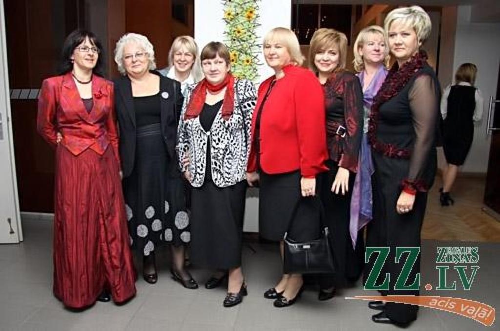 Režisores Elīnas Apsītes veidotais pasākums bija veltīts dzirkstošām emocijām, priekšnesumiem, dejām un pārsteigumiem, ko sarūpējuši ne tikai skolēni, bet arī absolventi un pedagogi. Kultūras namā visi pulcējās par godu divdesmitgadniecei...