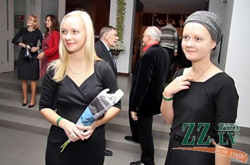 Režisores Elīnas Apsītes veidotais pasākums bija veltīts dzirkstošām emocijām, priekšnesumiem, dejām un pārsteigumiem, ko sarūpējuši ne tikai skolēni, bet arī absolventi un pedagogi. Kultūras namā visi pulcējās par godu divdesmitgadniecei...