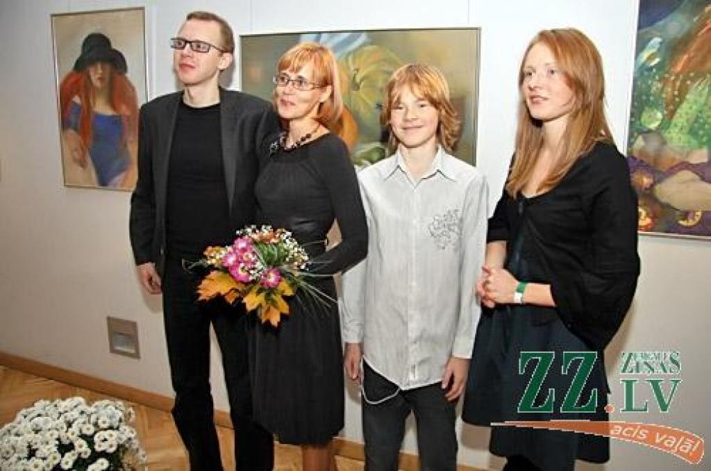 Režisores Elīnas Apsītes veidotais pasākums bija veltīts dzirkstošām emocijām, priekšnesumiem, dejām un pārsteigumiem, ko sarūpējuši ne tikai skolēni, bet arī absolventi un pedagogi. Kultūras namā visi pulcējās par godu divdesmitgadniecei...