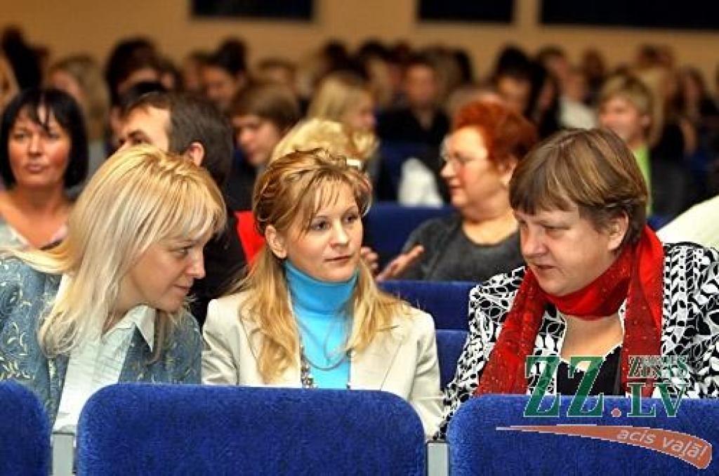 Režisores Elīnas Apsītes veidotais pasākums bija veltīts dzirkstošām emocijām, priekšnesumiem, dejām un pārsteigumiem, ko sarūpējuši ne tikai skolēni, bet arī absolventi un pedagogi. Kultūras namā visi pulcējās par godu divdesmitgadniecei...