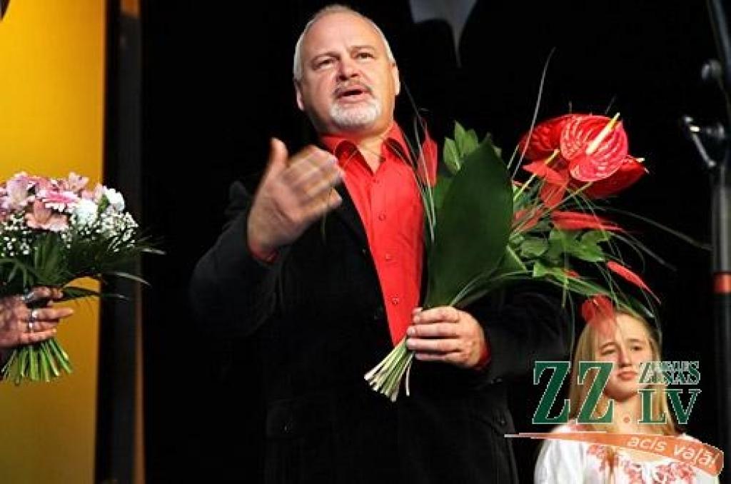 Režisores Elīnas Apsītes veidotais pasākums bija veltīts dzirkstošām emocijām, priekšnesumiem, dejām un pārsteigumiem, ko sarūpējuši ne tikai skolēni, bet arī absolventi un pedagogi. Kultūras namā visi pulcējās par godu divdesmitgadniecei...