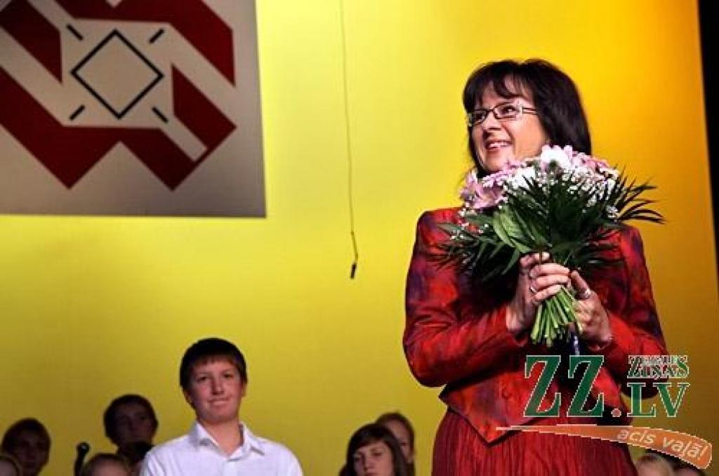 Režisores Elīnas Apsītes veidotais pasākums bija veltīts dzirkstošām emocijām, priekšnesumiem, dejām un pārsteigumiem, ko sarūpējuši ne tikai skolēni, bet arī absolventi un pedagogi. Kultūras namā visi pulcējās par godu divdesmitgadniecei...