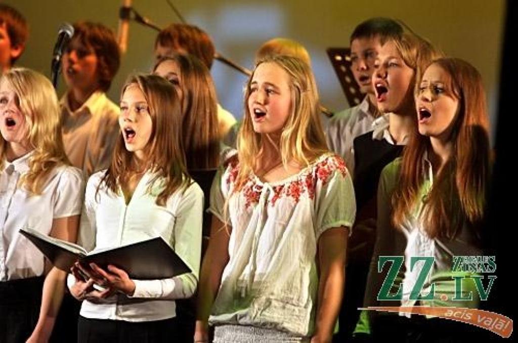 Režisores Elīnas Apsītes veidotais pasākums bija veltīts dzirkstošām emocijām, priekšnesumiem, dejām un pārsteigumiem, ko sarūpējuši ne tikai skolēni, bet arī absolventi un pedagogi. Kultūras namā visi pulcējās par godu divdesmitgadniecei...