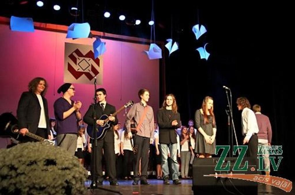 Režisores Elīnas Apsītes veidotais pasākums bija veltīts dzirkstošām emocijām, priekšnesumiem, dejām un pārsteigumiem, ko sarūpējuši ne tikai skolēni, bet arī absolventi un pedagogi. Kultūras namā visi pulcējās par godu divdesmitgadniecei...