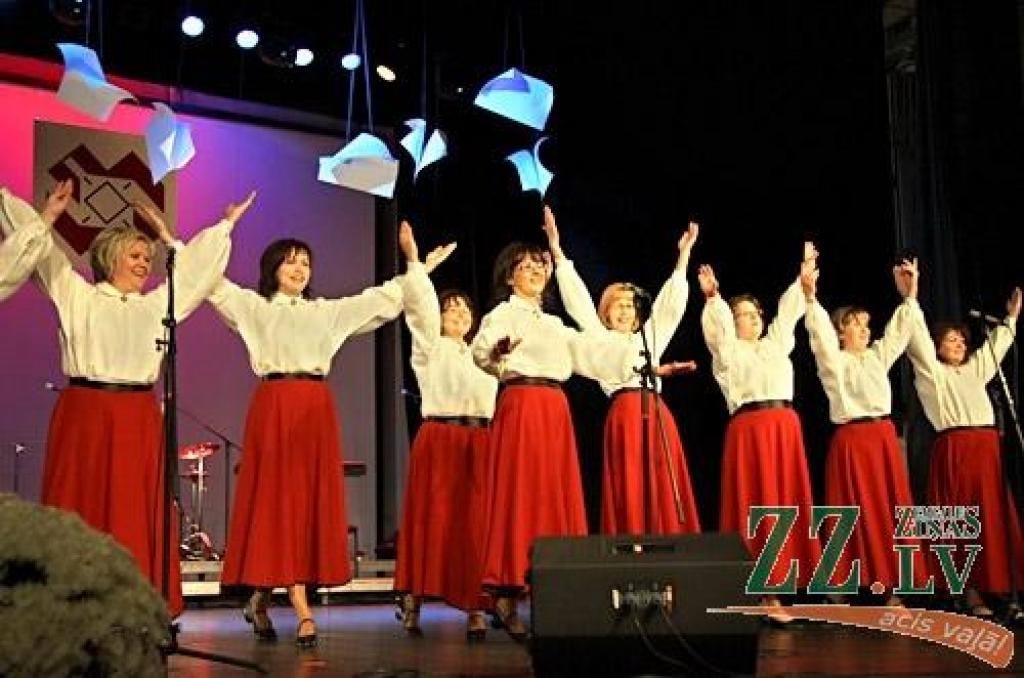Režisores Elīnas Apsītes veidotais pasākums bija veltīts dzirkstošām emocijām, priekšnesumiem, dejām un pārsteigumiem, ko sarūpējuši ne tikai skolēni, bet arī absolventi un pedagogi. Kultūras namā visi pulcējās par godu divdesmitgadniecei...