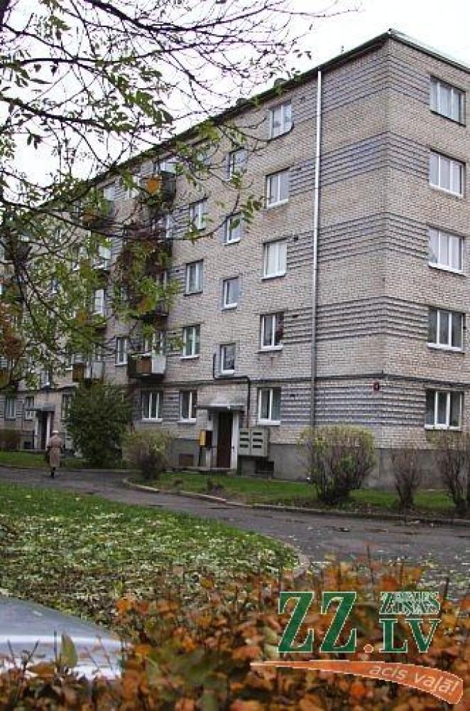 Rātsnams vecā Tirgus laukuma malā bija viens no vecākajiem Mītavas namiem, taču nebija pirmais rātsnams. Pēc dažādiem avotiem, pirmais, iespējams, atradies Tirgus laukuma vidū, un tā bijusi koka ēka. Vēlāk rātsnamu izbūvēja ēkā Tirgus...