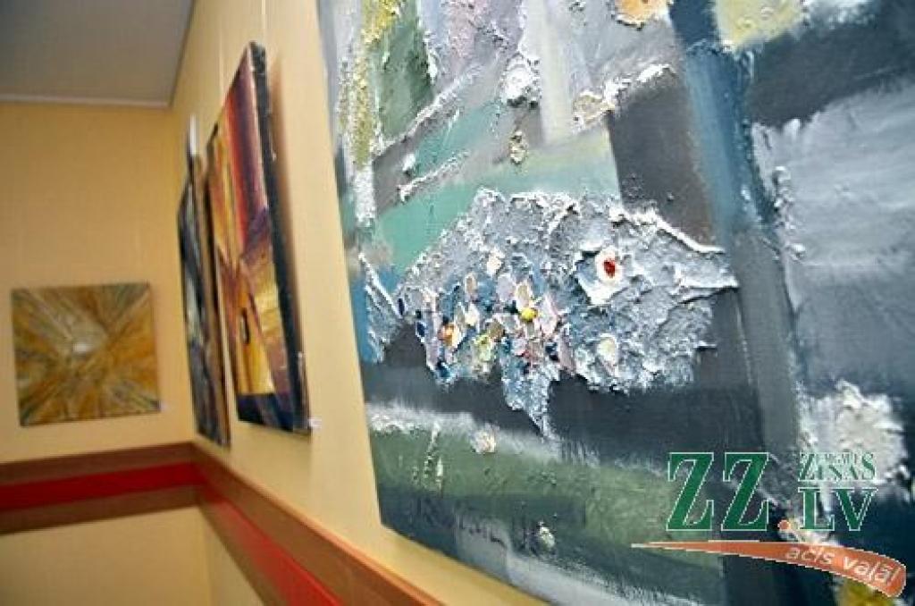 Līdz 21.novembrim Jelgavas Zinātniskās bibliotēkas galerijā skatāma jelgavnieka Valerijana Dadžāna gleznu izstāde. Valerijans Dadžāns ir viens no tiem, kurš stāvējis pie Jelgavas Mākslinieku biedrības šūpuļa 1970.gadā un piedalījies tās...