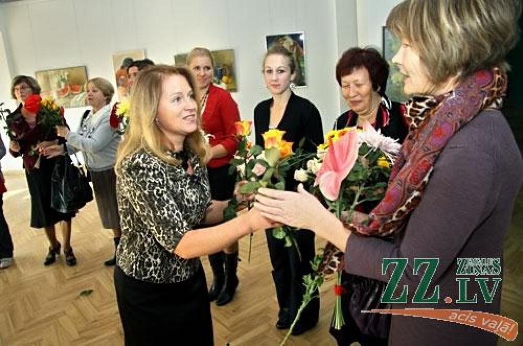 Līdz oktobra beigām Jelgavas kultūras namā skatāma aģentūras «Kultūra» mākslinieces Andas Kalniņas gleznu personālizstāde, kuras atklāšana ceturtdien sakrita ar deviņu Tautas gleznošanas studijas dalībnieču – A.Kalniņas audzēkņu – darbu...