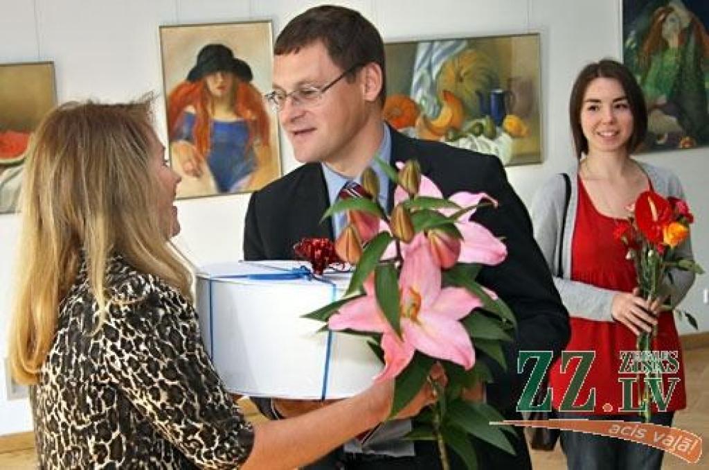 Līdz oktobra beigām Jelgavas kultūras namā skatāma aģentūras «Kultūra» mākslinieces Andas Kalniņas gleznu personālizstāde, kuras atklāšana ceturtdien sakrita ar deviņu Tautas gleznošanas studijas dalībnieču – A.Kalniņas audzēkņu – darbu...