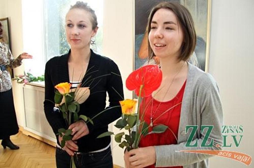 Līdz oktobra beigām Jelgavas kultūras namā skatāma aģentūras «Kultūra» mākslinieces Andas Kalniņas gleznu personālizstāde, kuras atklāšana ceturtdien sakrita ar deviņu Tautas gleznošanas studijas dalībnieču – A.Kalniņas audzēkņu – darbu...