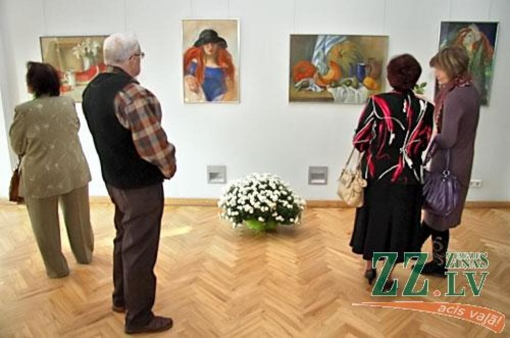 Līdz oktobra beigām Jelgavas kultūras namā skatāma aģentūras «Kultūra» mākslinieces Andas Kalniņas gleznu personālizstāde, kuras atklāšana ceturtdien sakrita ar deviņu Tautas gleznošanas studijas dalībnieču – A.Kalniņas audzēkņu – darbu...