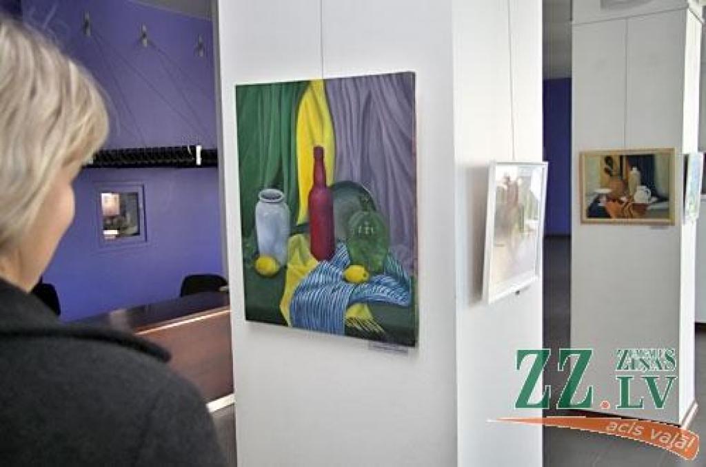 Līdz oktobra beigām Jelgavas kultūras namā skatāma aģentūras «Kultūra» mākslinieces Andas Kalniņas gleznu personālizstāde, kuras atklāšana ceturtdien sakrita ar deviņu Tautas gleznošanas studijas dalībnieču – A.Kalniņas audzēkņu – darbu...