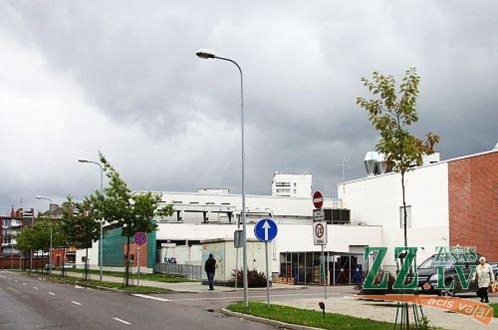 Tur, kur mūsdienās ir tirdzniecības centrs «Vivo centrs» ar veikalu «Rimi», arī pirmskara Jelgavā un agrākos laikos bijusi tirdzniecības un biznesa apbūve.
Vecajā attēlā, pa kreisi redzamā, lepnā augstceltne ir Latvijas lauksaimnieku...
