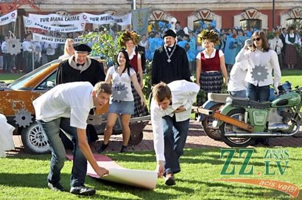 Kaut šogad Latvijas Lauksaimniecības universitātes pirmkursniekus leģendārais zinību vīrs Azemitologs pieņēma piektdienā, kad daļa studentu jau devušies uz mājām, jautrība pils pagalmā sita augstu vilni. Azemitologa lomu vakar 40.reizi...