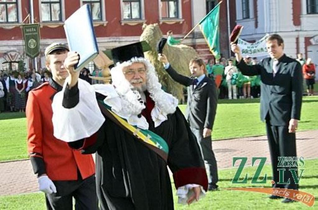 Kaut šogad Latvijas Lauksaimniecības universitātes pirmkursniekus leģendārais zinību vīrs Azemitologs pieņēma piektdienā, kad daļa studentu jau devušies uz mājām, jautrība pils pagalmā sita augstu vilni. Azemitologa lomu vakar 40.reizi...