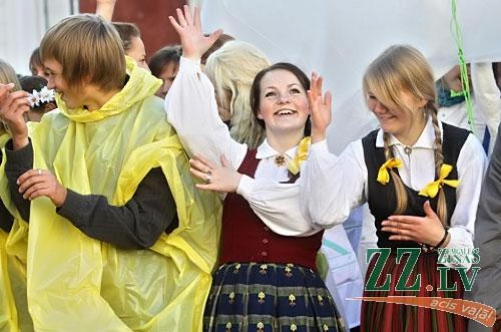 Kaut šogad Latvijas Lauksaimniecības universitātes pirmkursniekus leģendārais zinību vīrs Azemitologs pieņēma piektdienā, kad daļa studentu jau devušies uz mājām, jautrība pils pagalmā sita augstu vilni. Azemitologa lomu vakar 40.reizi...