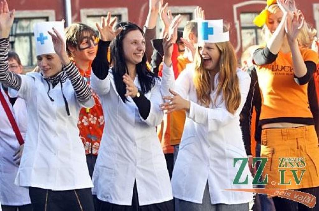 Kaut šogad Latvijas Lauksaimniecības universitātes pirmkursniekus leģendārais zinību vīrs Azemitologs pieņēma piektdienā, kad daļa studentu jau devušies uz mājām, jautrība pils pagalmā sita augstu vilni. Azemitologa lomu vakar 40.reizi...