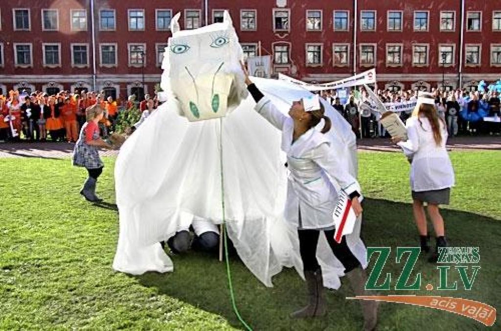 Kaut šogad Latvijas Lauksaimniecības universitātes pirmkursniekus leģendārais zinību vīrs Azemitologs pieņēma piektdienā, kad daļa studentu jau devušies uz mājām, jautrība pils pagalmā sita augstu vilni. Azemitologa lomu vakar 40.reizi...