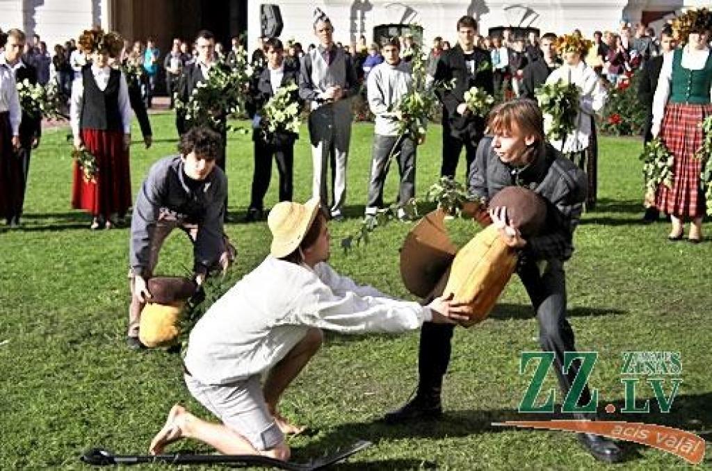 Kaut šogad Latvijas Lauksaimniecības universitātes pirmkursniekus leģendārais zinību vīrs Azemitologs pieņēma piektdienā, kad daļa studentu jau devušies uz mājām, jautrība pils pagalmā sita augstu vilni. Azemitologa lomu vakar 40.reizi...