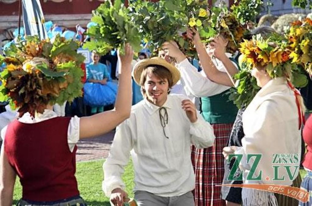 Kaut šogad Latvijas Lauksaimniecības universitātes pirmkursniekus leģendārais zinību vīrs Azemitologs pieņēma piektdienā, kad daļa studentu jau devušies uz mājām, jautrība pils pagalmā sita augstu vilni. Azemitologa lomu vakar 40.reizi...