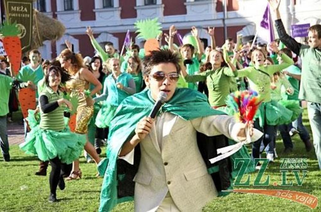 Kaut šogad Latvijas Lauksaimniecības universitātes pirmkursniekus leģendārais zinību vīrs Azemitologs pieņēma piektdienā, kad daļa studentu jau devušies uz mājām, jautrība pils pagalmā sita augstu vilni. Azemitologa lomu vakar 40.reizi...