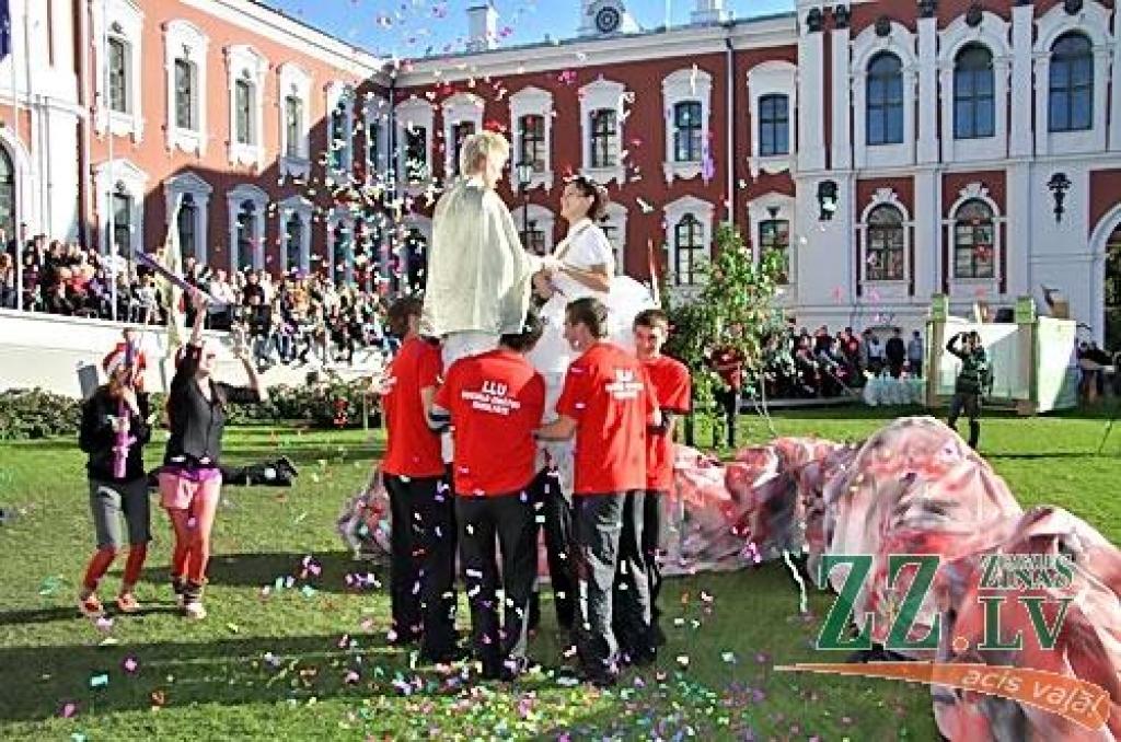 Kaut šogad Latvijas Lauksaimniecības universitātes pirmkursniekus leģendārais zinību vīrs Azemitologs pieņēma piektdienā, kad daļa studentu jau devušies uz mājām, jautrība pils pagalmā sita augstu vilni. Azemitologa lomu vakar 40.reizi...