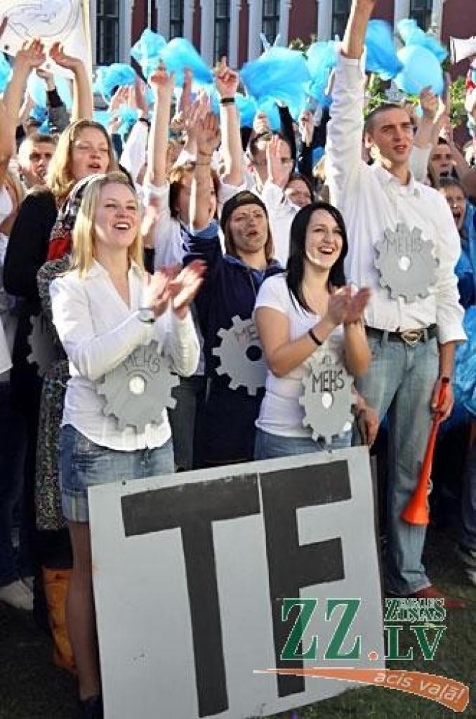 Kaut šogad Latvijas Lauksaimniecības universitātes pirmkursniekus leģendārais zinību vīrs Azemitologs pieņēma piektdienā, kad daļa studentu jau devušies uz mājām, jautrība pils pagalmā sita augstu vilni. Azemitologa lomu vakar 40.reizi...