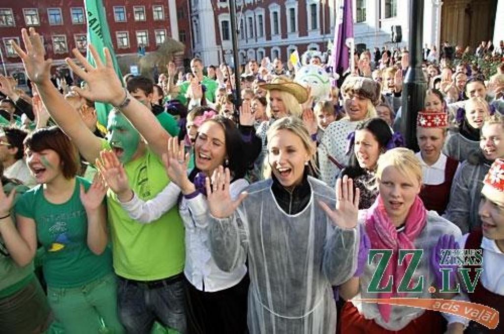 Kaut šogad Latvijas Lauksaimniecības universitātes pirmkursniekus leģendārais zinību vīrs Azemitologs pieņēma piektdienā, kad daļa studentu jau devušies uz mājām, jautrība pils pagalmā sita augstu vilni. Azemitologa lomu vakar 40.reizi...