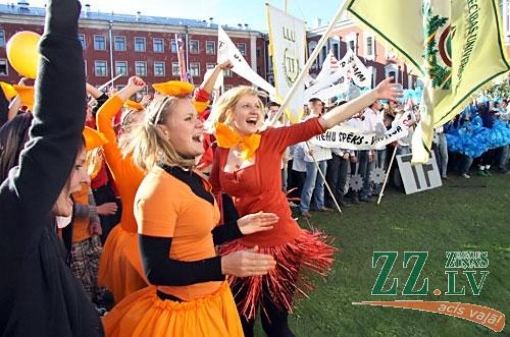 Kaut šogad Latvijas Lauksaimniecības universitātes pirmkursniekus leģendārais zinību vīrs Azemitologs pieņēma piektdienā, kad daļa studentu jau devušies uz mājām, jautrība pils pagalmā sita augstu vilni. Azemitologa lomu vakar 40.reizi...