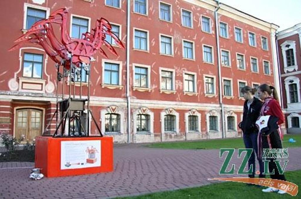 Kaut šogad Latvijas Lauksaimniecības universitātes pirmkursniekus leģendārais zinību vīrs Azemitologs pieņēma piektdienā, kad daļa studentu jau devušies uz mājām, jautrība pils pagalmā sita augstu vilni. Azemitologa lomu vakar 40.reizi...