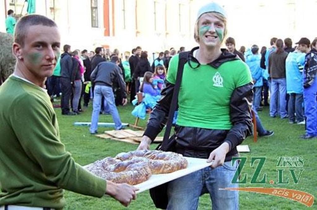 Kaut šogad Latvijas Lauksaimniecības universitātes pirmkursniekus leģendārais zinību vīrs Azemitologs pieņēma piektdienā, kad daļa studentu jau devušies uz mājām, jautrība pils pagalmā sita augstu vilni. Azemitologa lomu vakar 40.reizi...