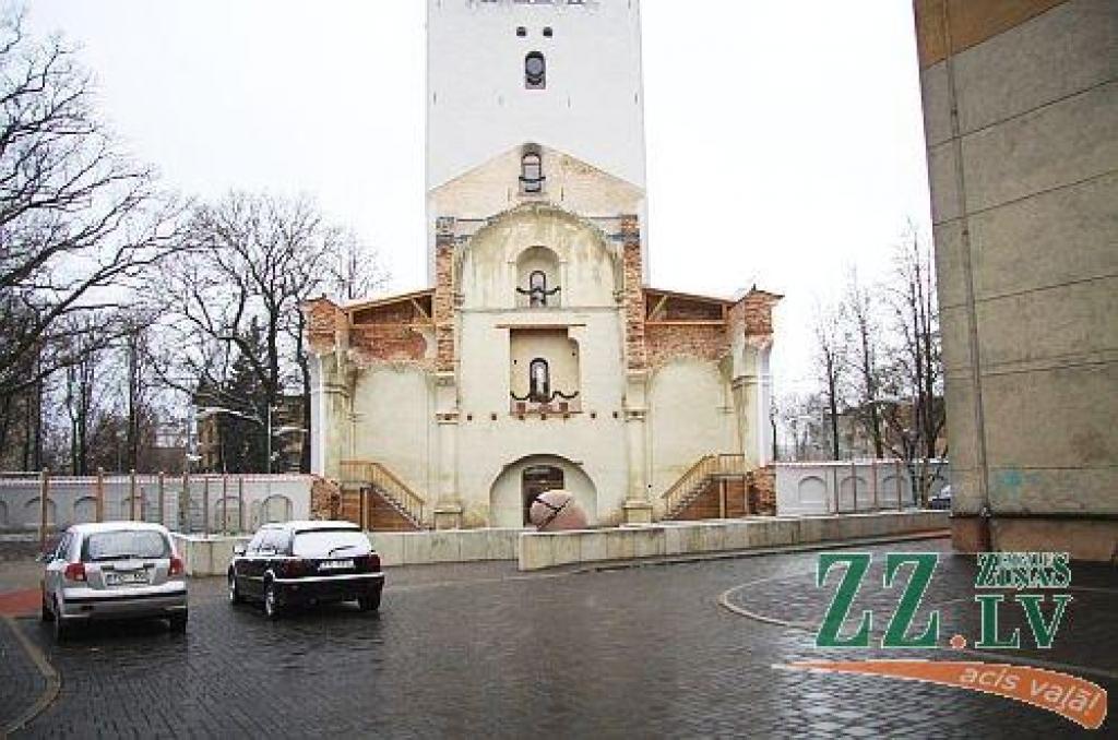 Kā ierasts, gan vecajā, gan jaunajā fotogrāfijā redzam vienu un to pašu vietu pirms Otrā pasaules kara un mūsdienās. Abos attēlos fotogrāfs atradies pie Svētās Trīsvienības baznīcas altāra vietas un iemūžinājis baznīcas centrālā joma zāli...