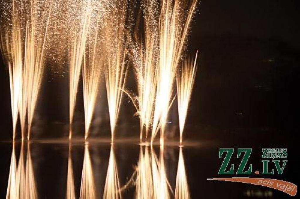 18.novembra vakarā svētku uguņošana Jelgavā šogad notika Pasta salā. Kā sinoptiķi prognozēja, tās baudīšanu apgrūtināja migla, taču jelgavnieki, kas atradās uz promenādes, to varēja redzēt itin labi. Vien augstākas zalves ietinās miglas...