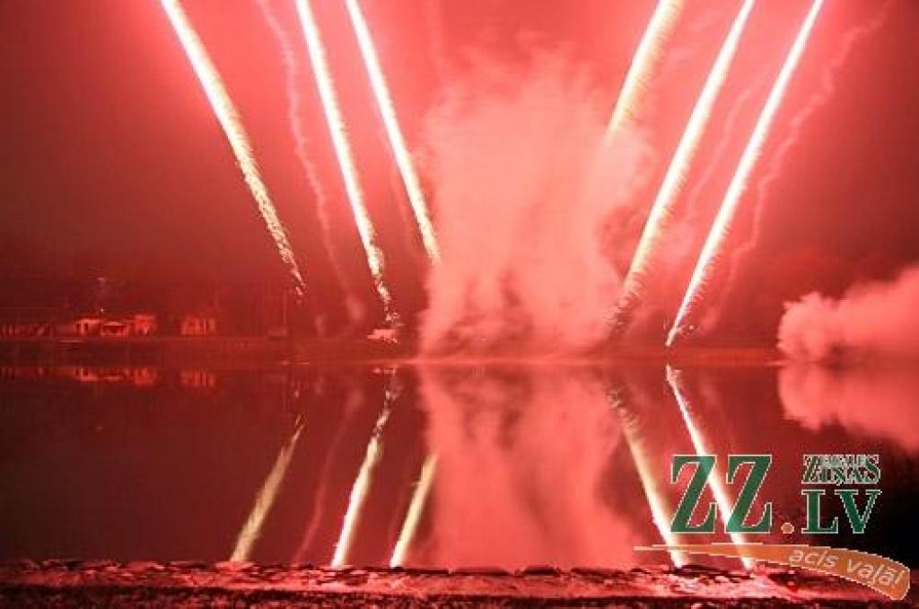 18.novembra vakarā svētku uguņošana Jelgavā šogad notika Pasta salā. Kā sinoptiķi prognozēja, tās baudīšanu apgrūtināja migla, taču jelgavnieki, kas atradās uz promenādes, to varēja redzēt itin labi. Vien augstākas zalves ietinās miglas...