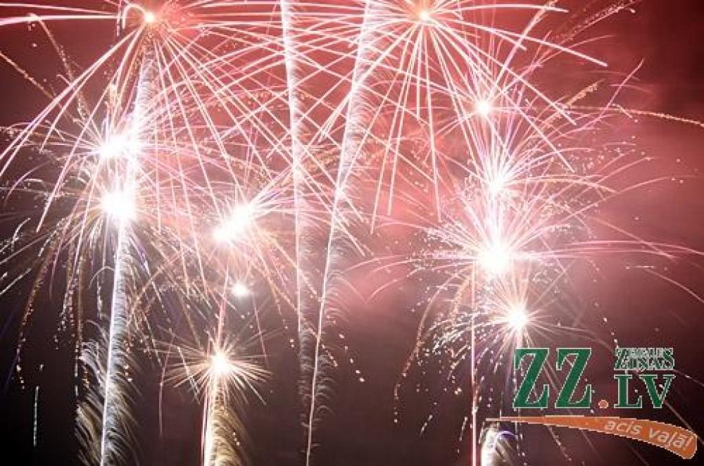 18.novembra vakarā svētku uguņošana Jelgavā šogad notika Pasta salā. Kā sinoptiķi prognozēja, tās baudīšanu apgrūtināja migla, taču jelgavnieki, kas atradās uz promenādes, to varēja redzēt itin labi. Vien augstākas zalves ietinās miglas...