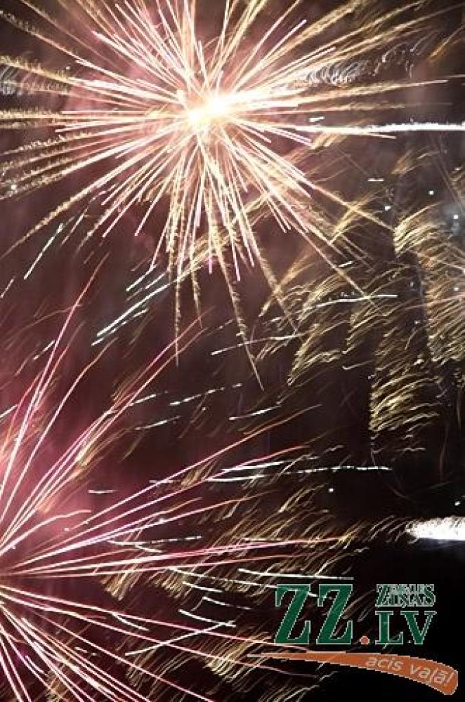 18.novembra vakarā svētku uguņošana Jelgavā šogad notika Pasta salā. Kā sinoptiķi prognozēja, tās baudīšanu apgrūtināja migla, taču jelgavnieki, kas atradās uz promenādes, to varēja redzēt itin labi. Vien augstākas zalves ietinās miglas...